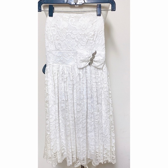 Dresses & Skirts - WHITE lace dress with brooch detail
